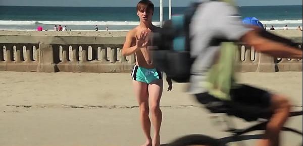  Twink dancing in the beach with speedo bulge  Novinho dançando sunga na praia